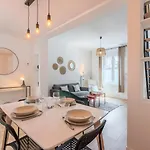 2 Bedroom House W/ Terrace, Near Train Stations & Metro Casa de hóspedes