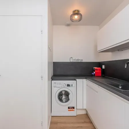 2 Bedroom House W/ Terrace, Near Train Stations & Metro Guest house *