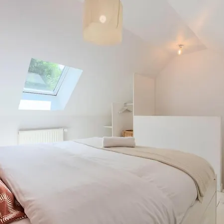 2 Bedroom House W/ Terrace, Near Train Stations & Metro Guest house