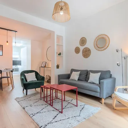 Guest house 2 Bedroom House W/ Terrace, Near Train Stations & Metro *