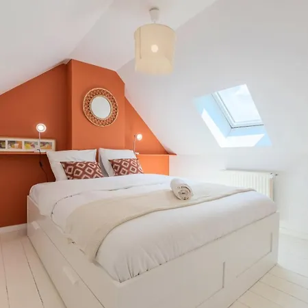 2 Bedroom House W/ Terrace, Near Train Stations & Metro Guest house *