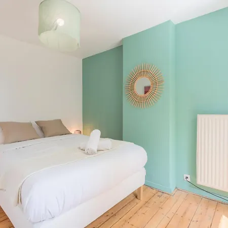 Guest house 2 Bedroom House W/ Terrace, Near Train Stations & Metro