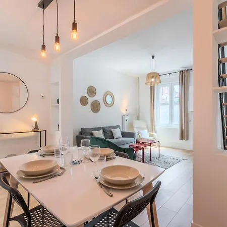 2 Bedroom House W/ Terrace, Near Train Stations & Metro Pensionat