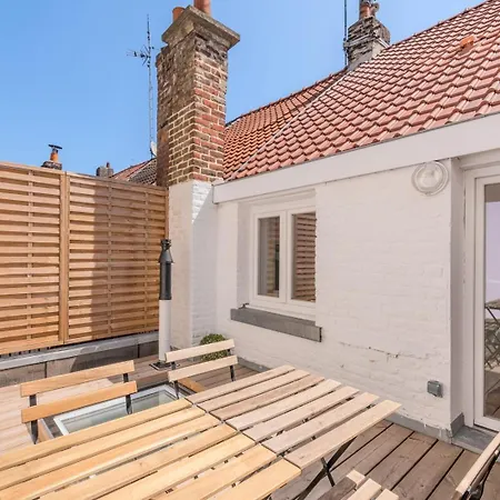 Guest house 2 Bedroom House W/ Terrace, Near Train Stations & Metro *
