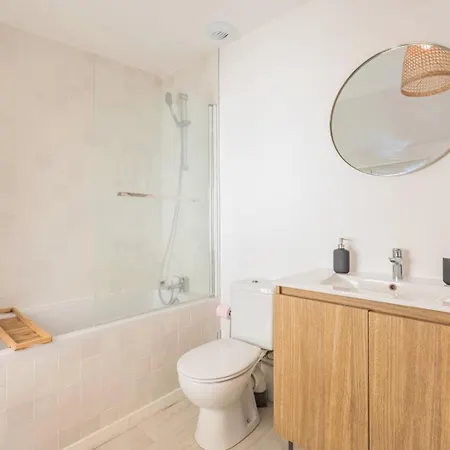 2 Bedroom House W/ Terrace, Near Train Stations & Metro Guest house *