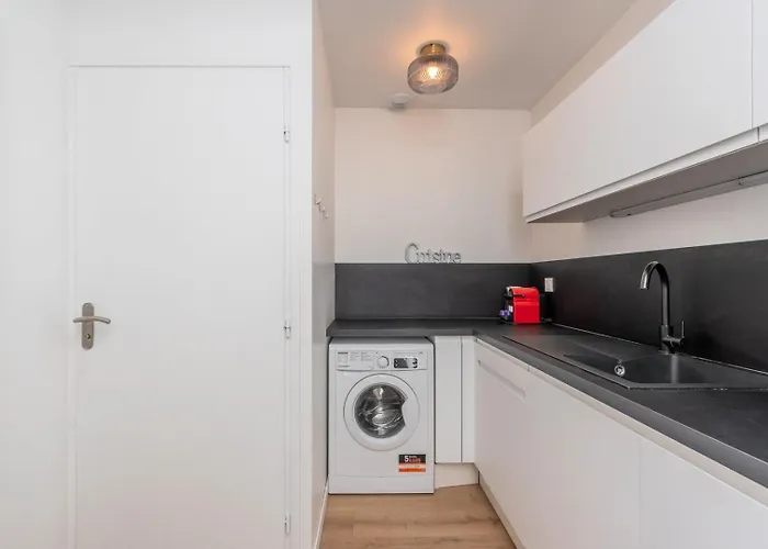 2 Bedroom House W/ Terrace, Near Train Stations & Metro Affittacamere 3*