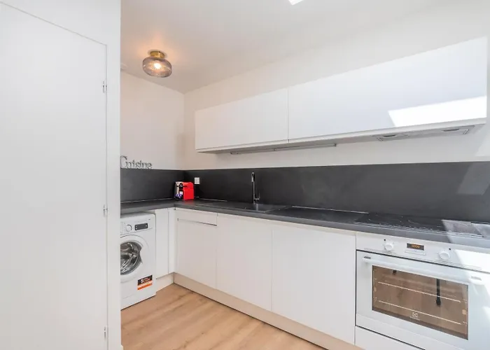 2 Bedroom House W/ Terrace, Near Train Stations & Metro 3*