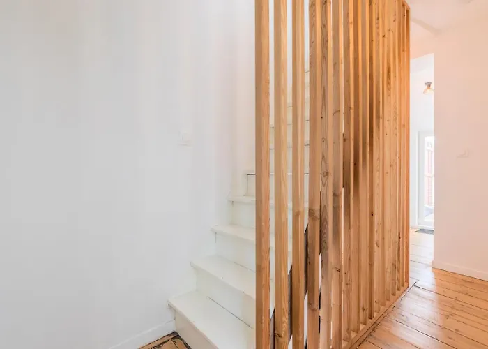 Affittacamere 2 Bedroom House W/ Terrace, Near Train Stations & Metro Lilla