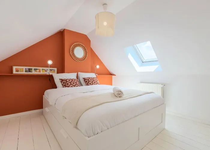 2 Bedroom House W/ Terrace, Near Train Stations & Metro Affittacamere 3*