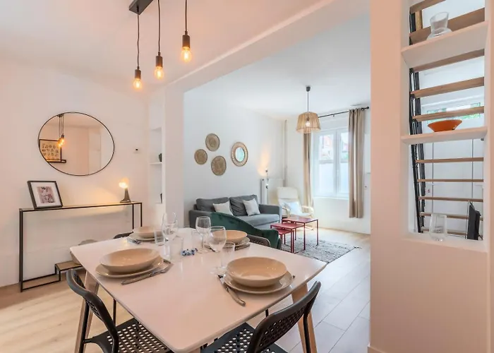 2 Bedroom House W/ Terrace, Near Train Stations & Metro Affittacamere