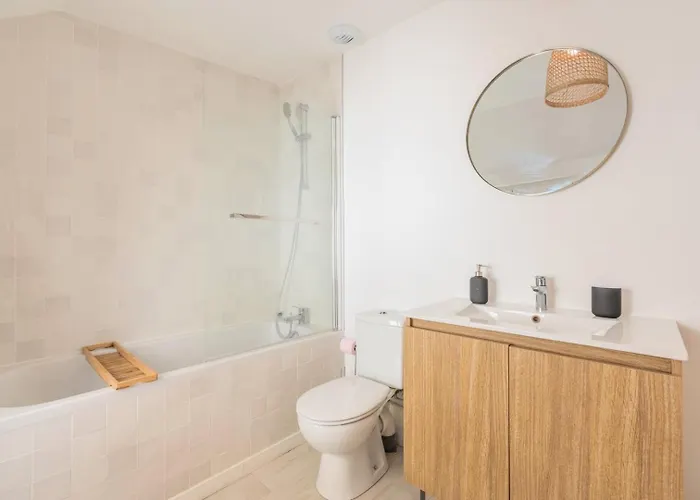 2 Bedroom House W/ Terrace, Near Train Stations & Metro Affittacamere 3*