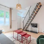 2 Bedroom House W/ Terrace, Near Train Stations & Metro 3* ליל