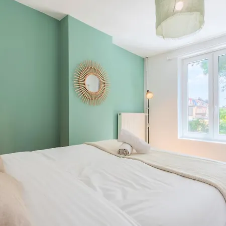 2 Bedroom House W/ Terrace, Near Train Stations & Metro Gasthuis Rijsel