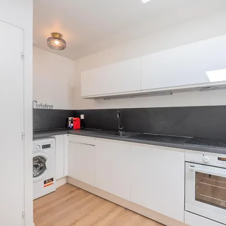 2 Bedroom House W/ Terrace, Near Train Stations & Metro 3*