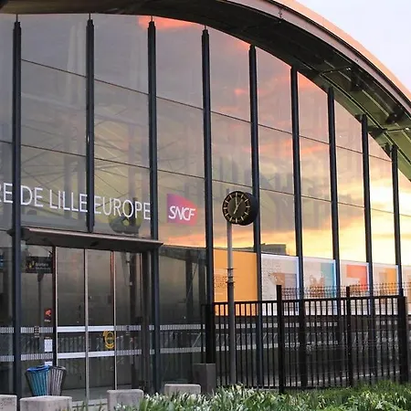 2 Bedroom House W/ Terrace, Near Train Stations & Metro 3* ليل