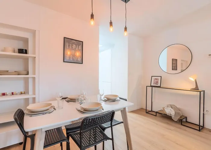 2 Bedroom House W/ Terrace, Near Train Stations & Metro 3* Rijsel