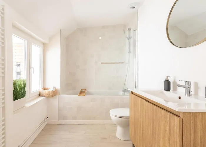 2 Bedroom House W/ Terrace, Near Train Stations & Metro