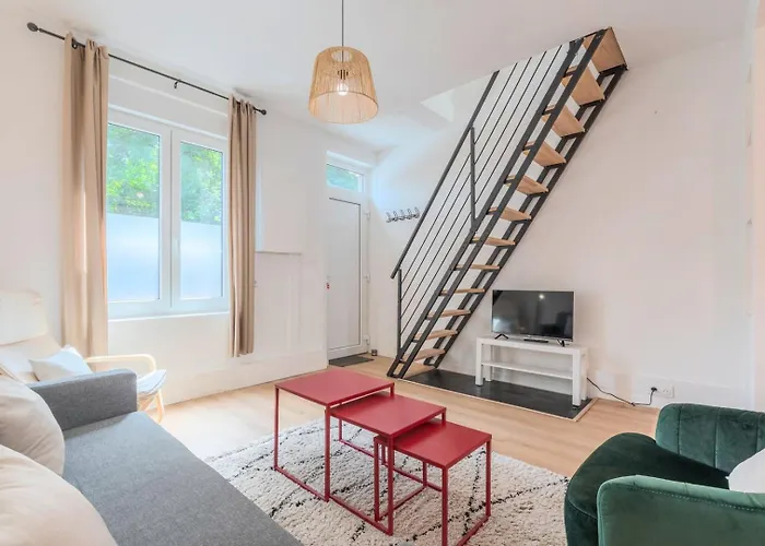 2 Bedroom House W/ Terrace, Near Train Stations & Metro 3* Rijsel