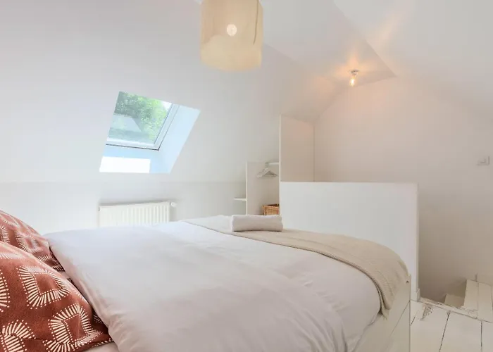 2 Bedroom House W/ Terrace, Near Train Stations & Metro Gasthuis