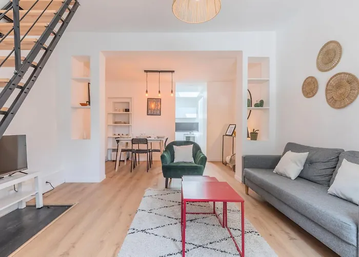 2 Bedroom House W/ Terrace, Near Train Stations & Metro Gasthuis Rijsel