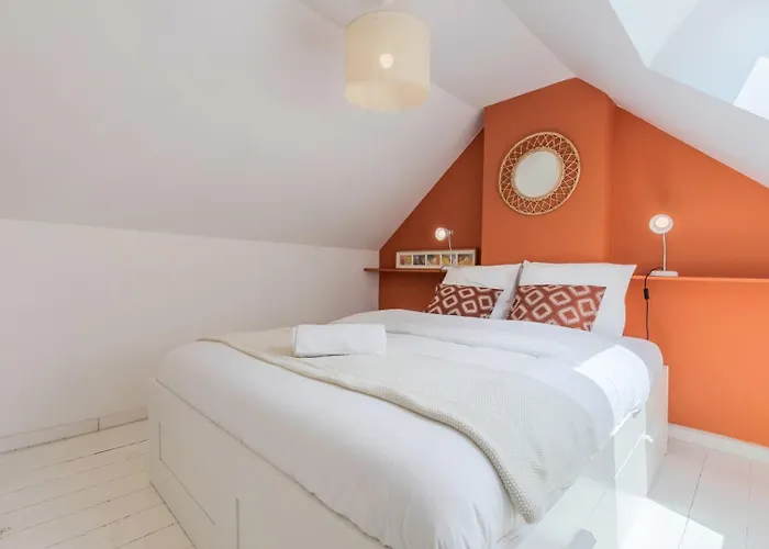 Gasthuis 2 Bedroom House W/ Terrace, Near Train Stations & Metro Rijsel