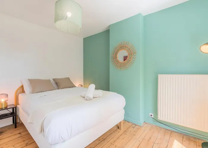 Gasthuis 2 Bedroom House W/ Terrace, Near Train Stations & Metro