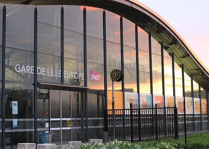 2 Bedroom House W/ Terrace, Near Train Stations & Metro 3* Rijsel