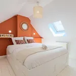 2 Bedroom House W/ Terrace, Near Train Stations & Metro Penzion 3*