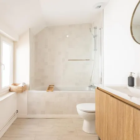 2 Bedroom House W/ Terrace, Near Train Stations & Metro