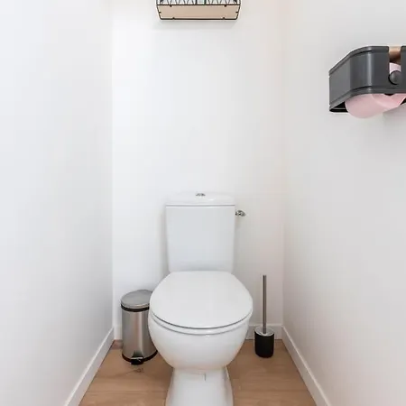 2 Bedroom House W/ Terrace, Near Train Stations & Metro Gasthof Lille